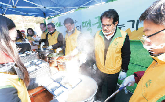 에쓰오일은 3일 서울 영등포 쪽방촌에서 '에쓰오일과 함께하는 사랑의 떡국나누기' 봉사활동을 가졌다. 에쓰오일 나세르 알 마하셔 CEO(오른쪽 두번째)와 임직원 봉사자들이 지역 내 독거노인과 노숙자들을 위한 떡국 배식을 하고 있다.    에쓰오일 제공